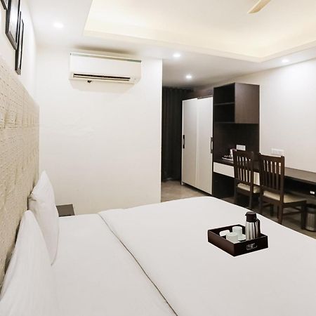 Townhouse The Amv Hotel คูร์เคาน์ ภายนอก รูปภาพ