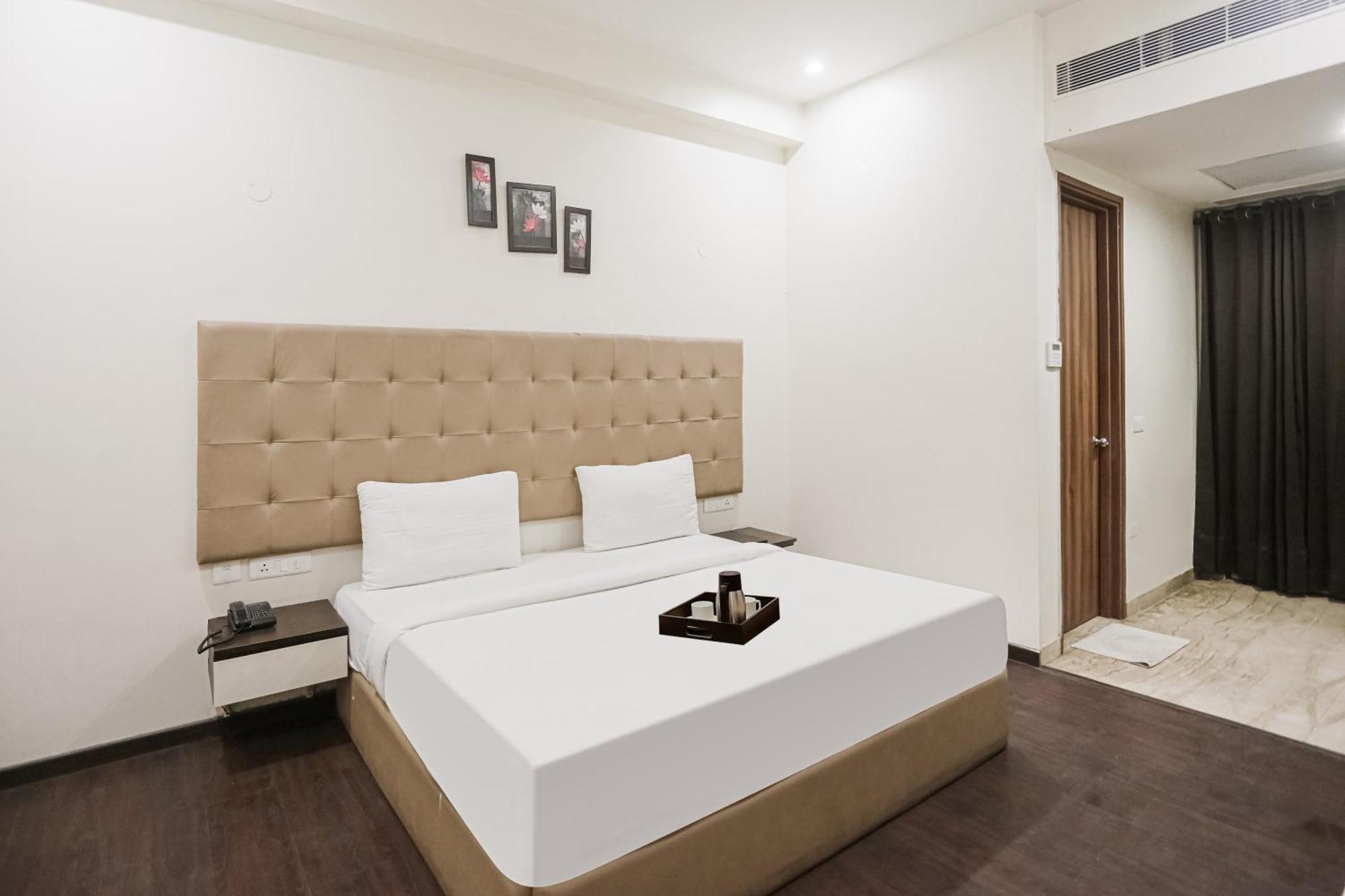 Townhouse The Amv Hotel คูร์เคาน์ ภายนอก รูปภาพ