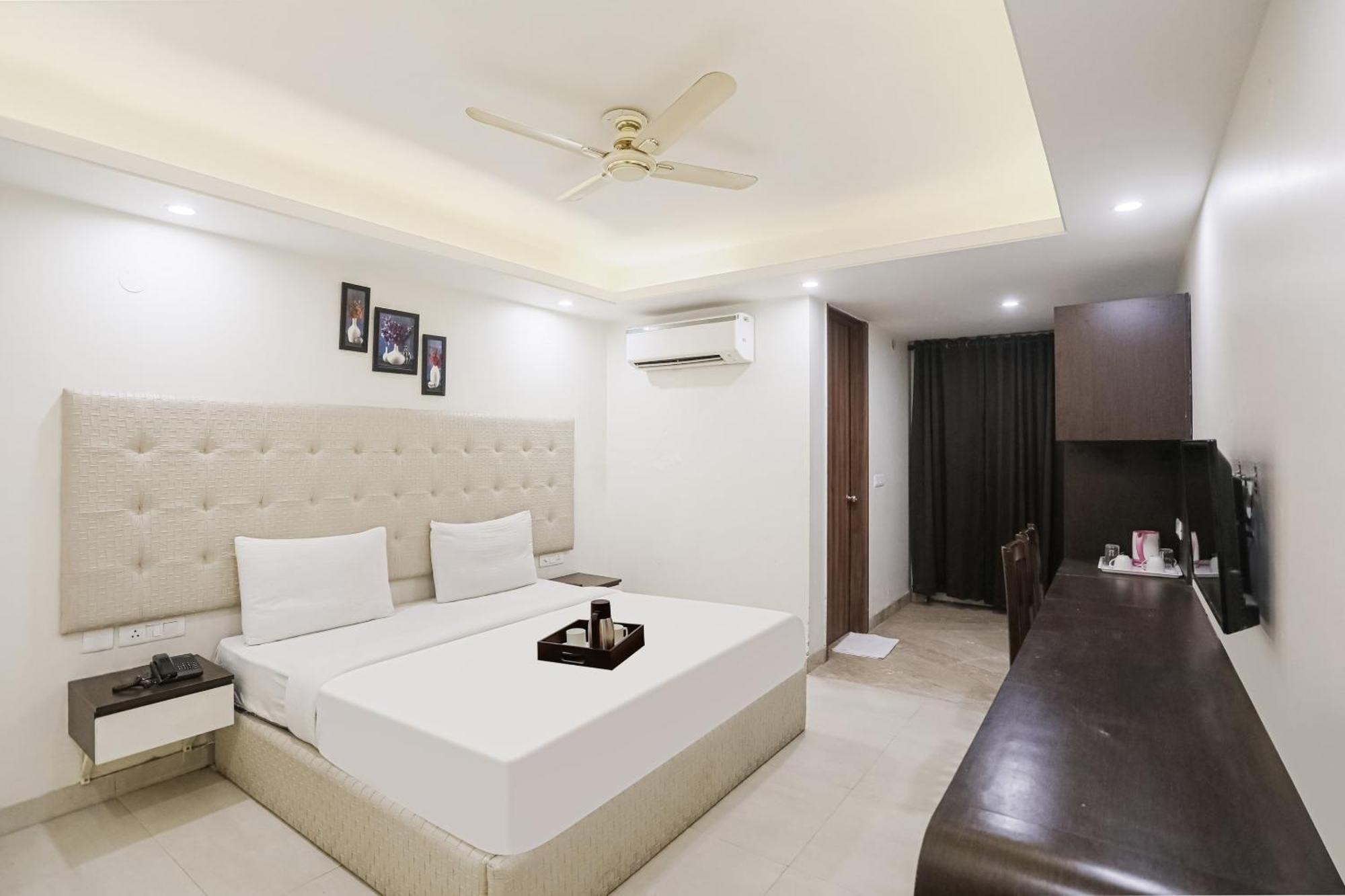 Townhouse The Amv Hotel คูร์เคาน์ ภายนอก รูปภาพ