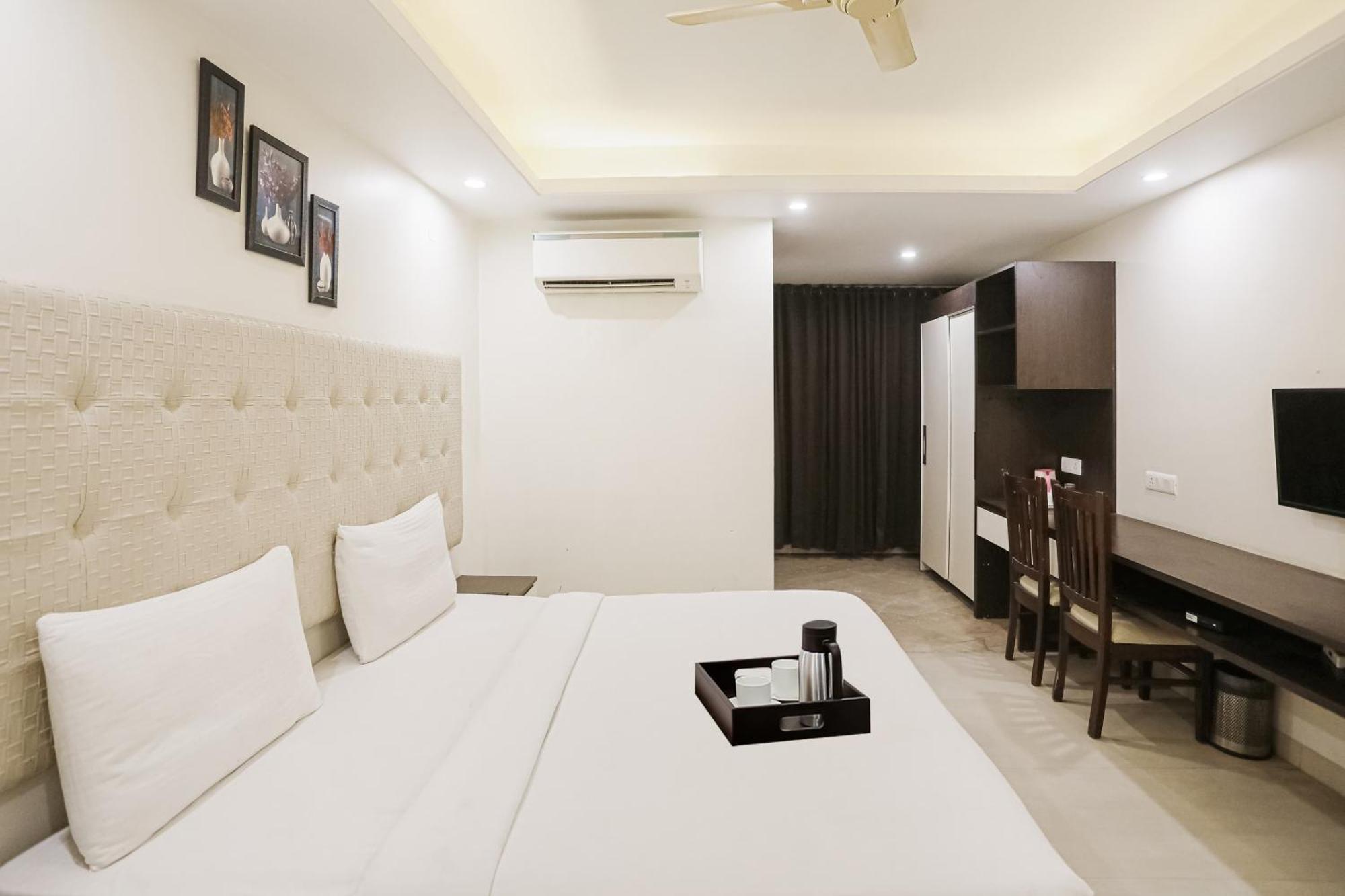 Townhouse The Amv Hotel คูร์เคาน์ ภายนอก รูปภาพ