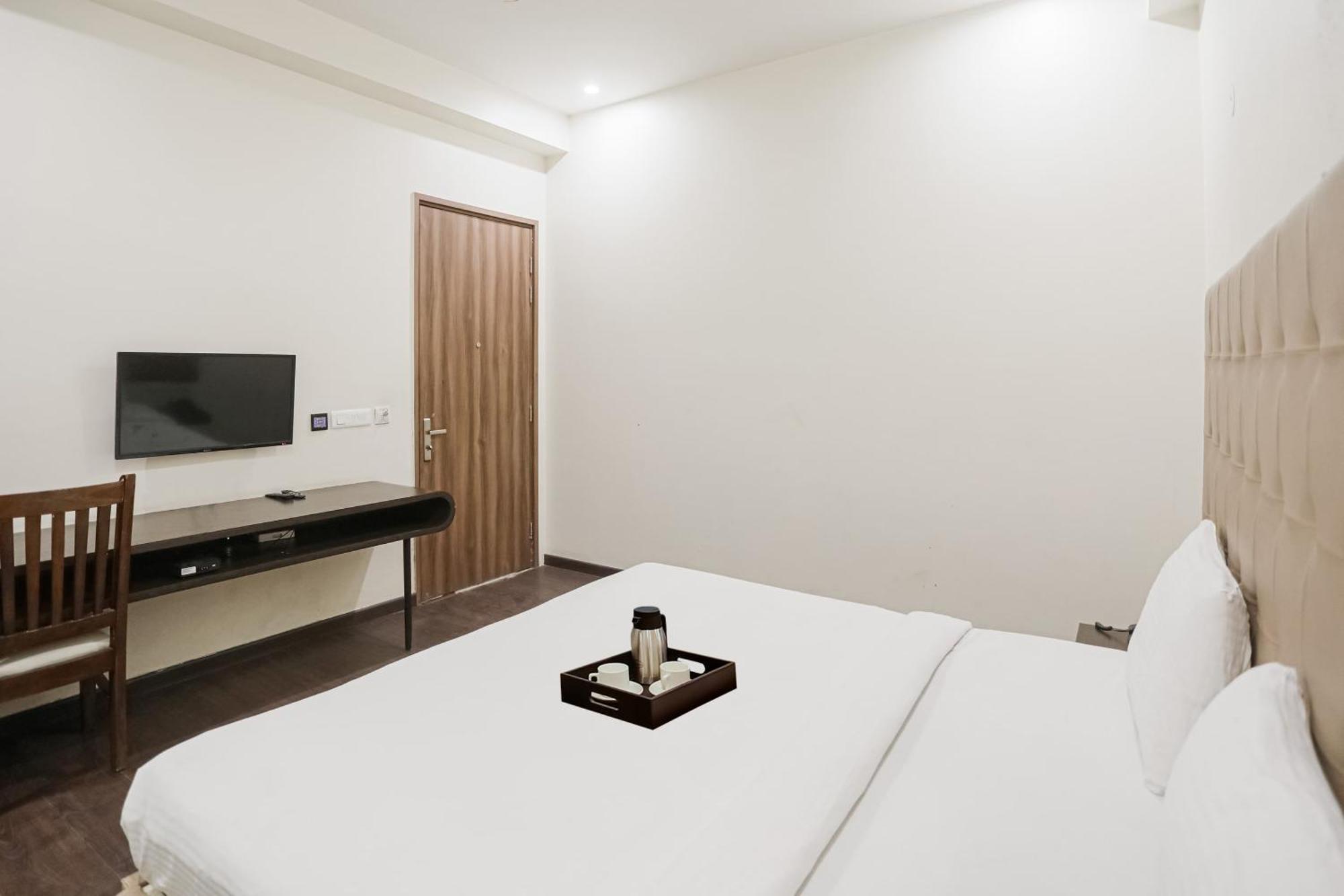 Townhouse The Amv Hotel คูร์เคาน์ ภายนอก รูปภาพ