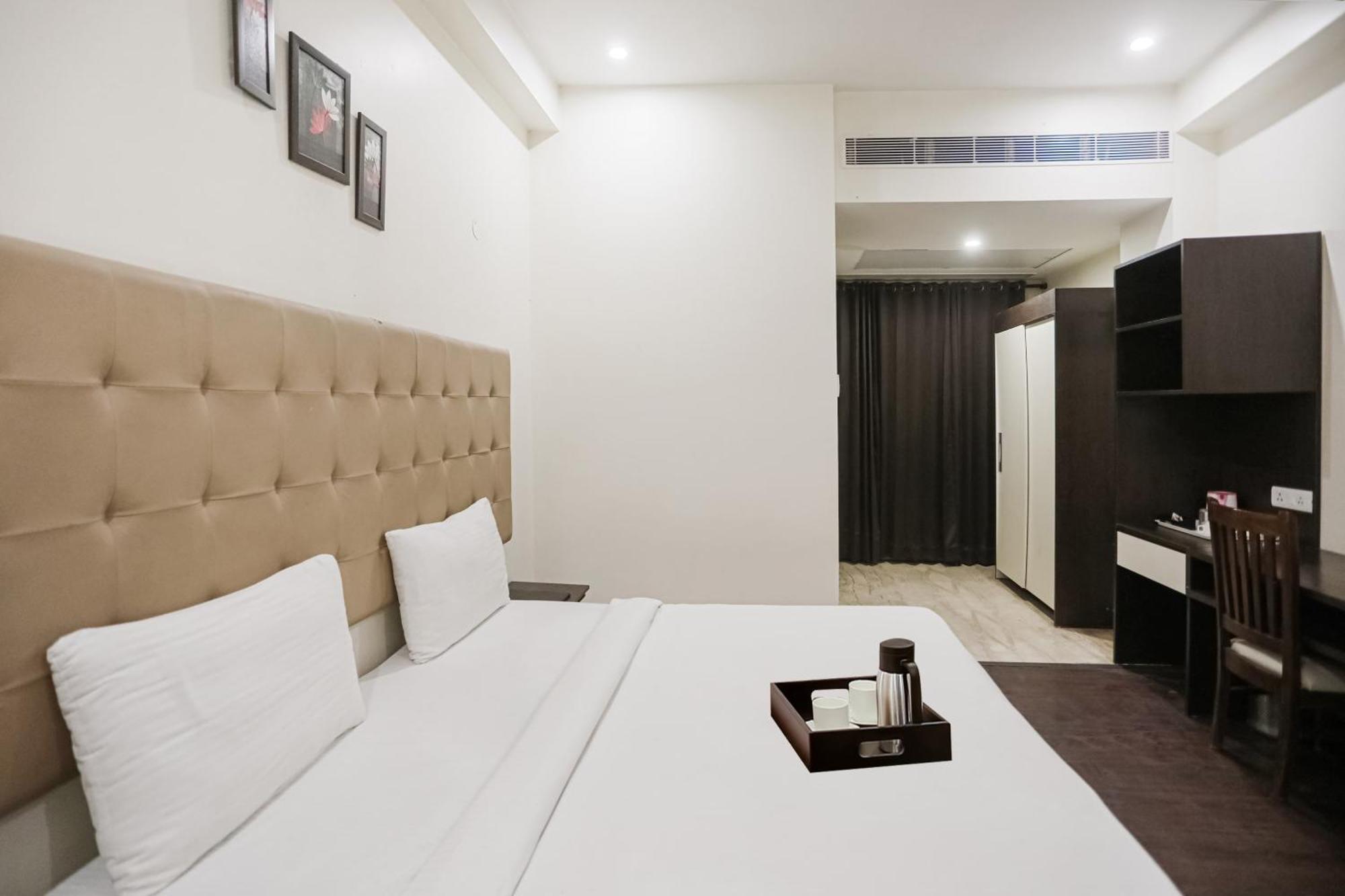 Townhouse The Amv Hotel คูร์เคาน์ ภายนอก รูปภาพ