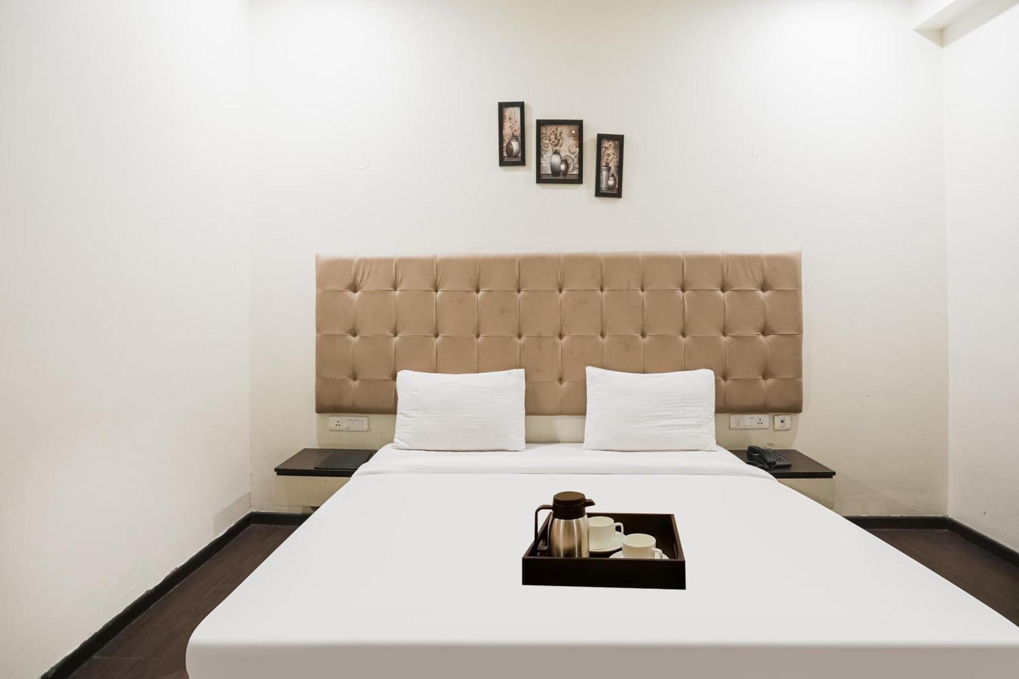 Townhouse The Amv Hotel คูร์เคาน์ ภายนอก รูปภาพ