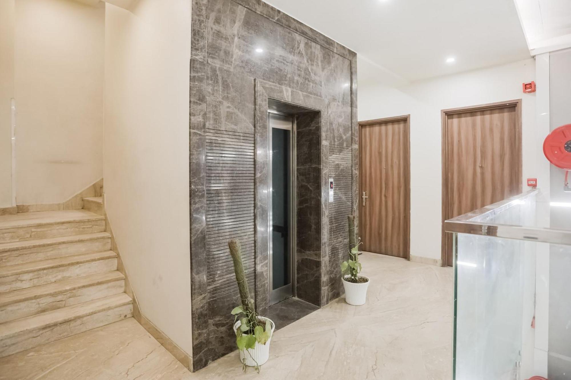 Townhouse The Amv Hotel คูร์เคาน์ ภายนอก รูปภาพ