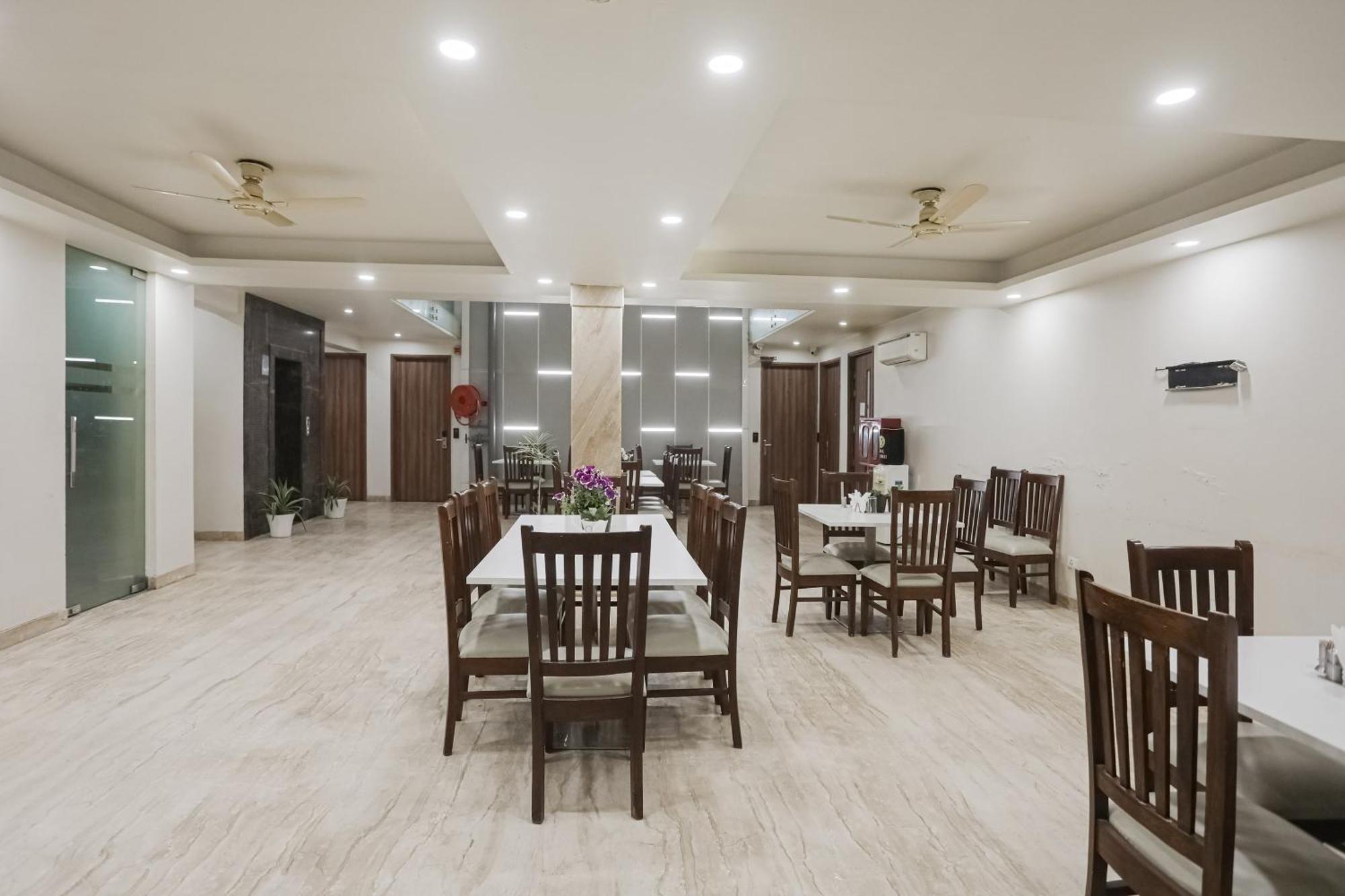 Townhouse The Amv Hotel คูร์เคาน์ ภายนอก รูปภาพ