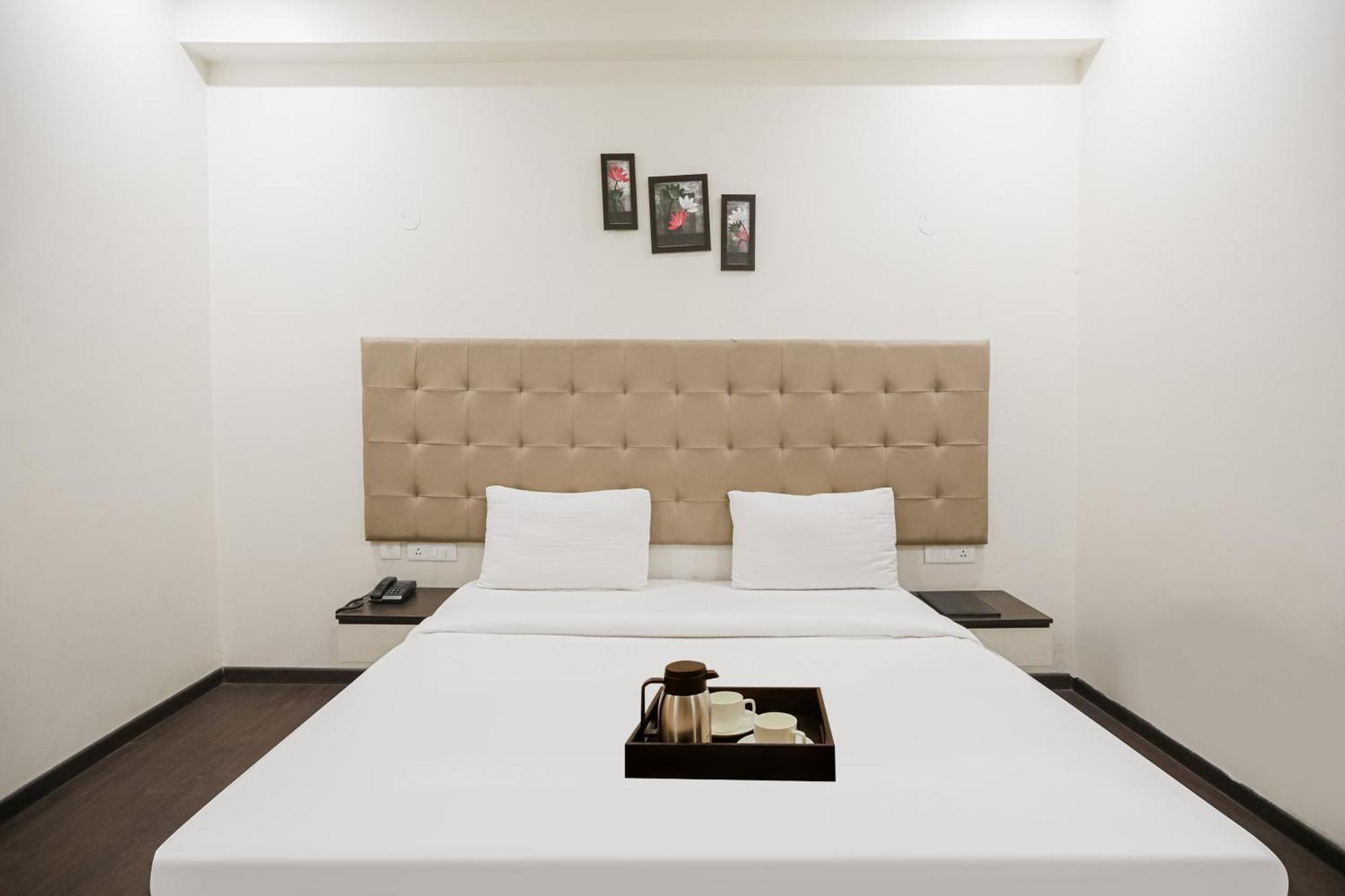 Townhouse The Amv Hotel คูร์เคาน์ ภายนอก รูปภาพ