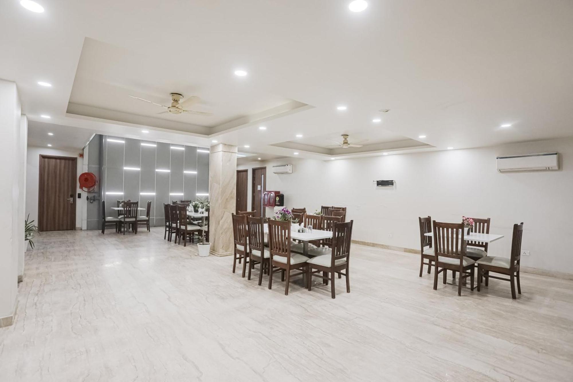 Townhouse The Amv Hotel คูร์เคาน์ ภายนอก รูปภาพ