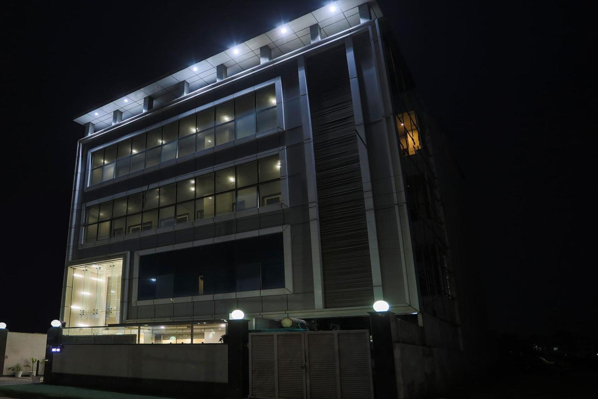 Townhouse The Amv Hotel คูร์เคาน์ ภายนอก รูปภาพ