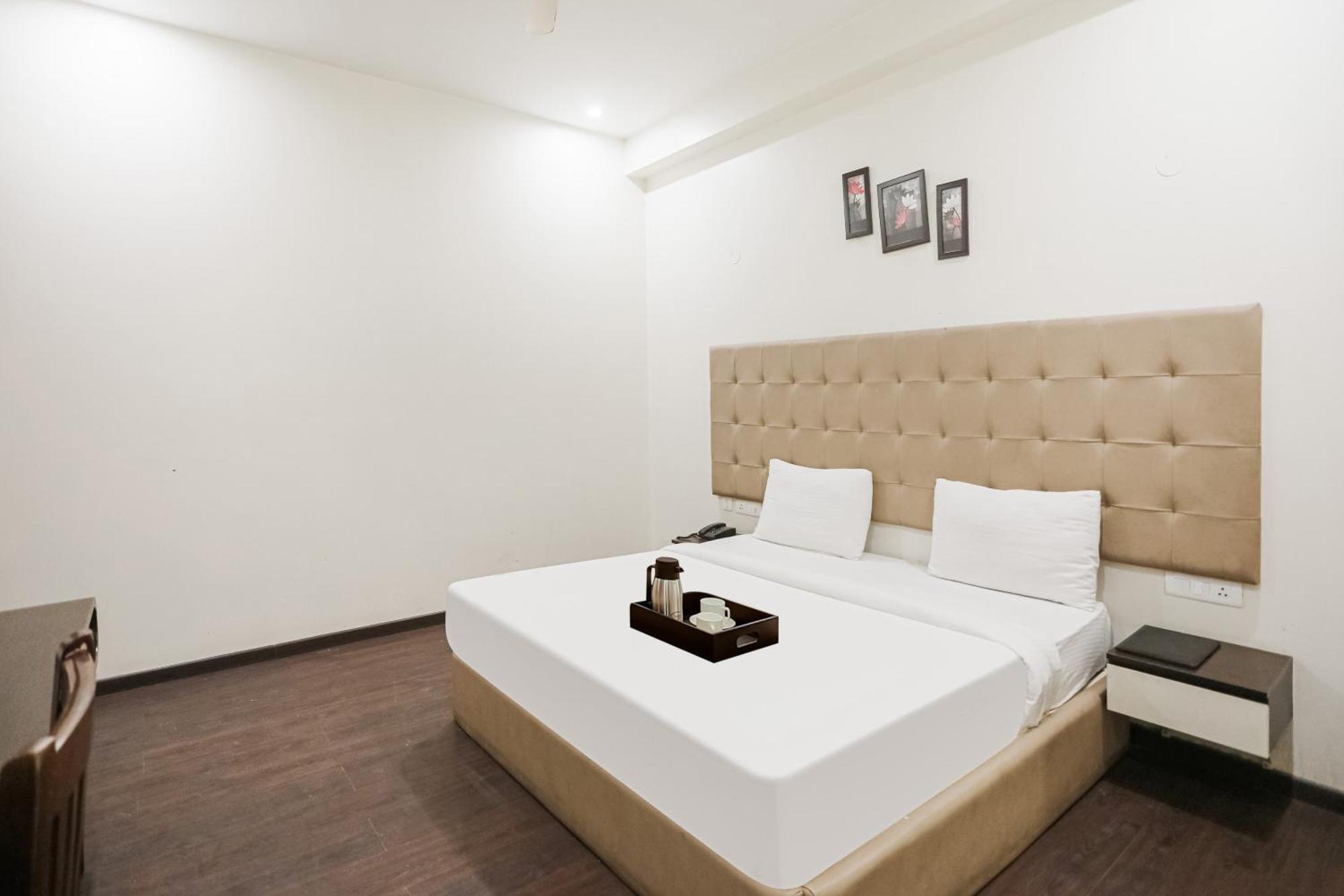 Townhouse The Amv Hotel คูร์เคาน์ ภายนอก รูปภาพ