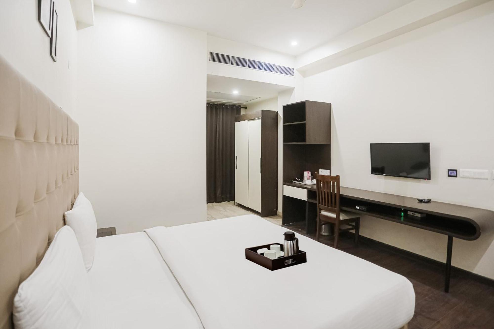Townhouse The Amv Hotel คูร์เคาน์ ภายนอก รูปภาพ