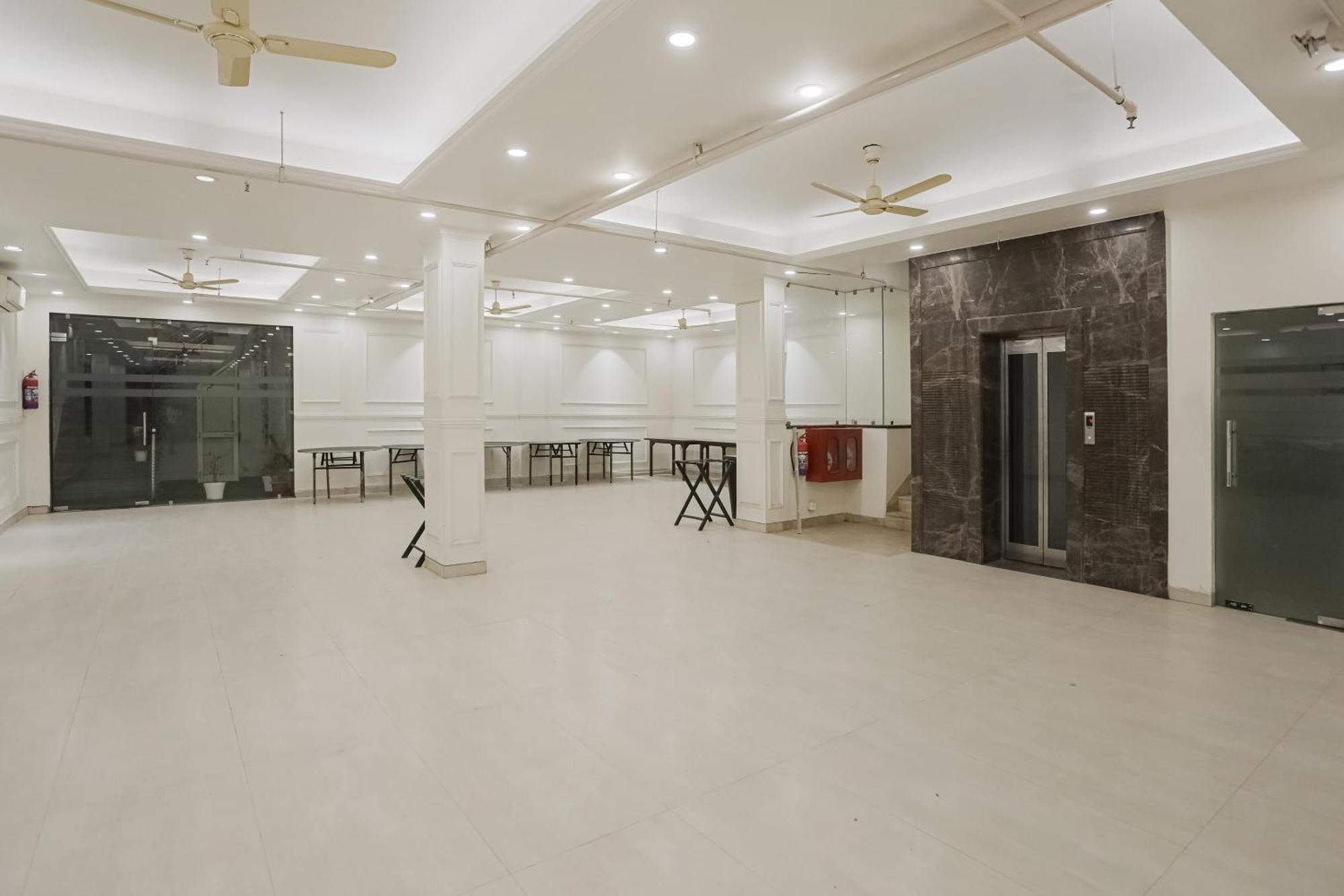 Townhouse The Amv Hotel คูร์เคาน์ ภายนอก รูปภาพ