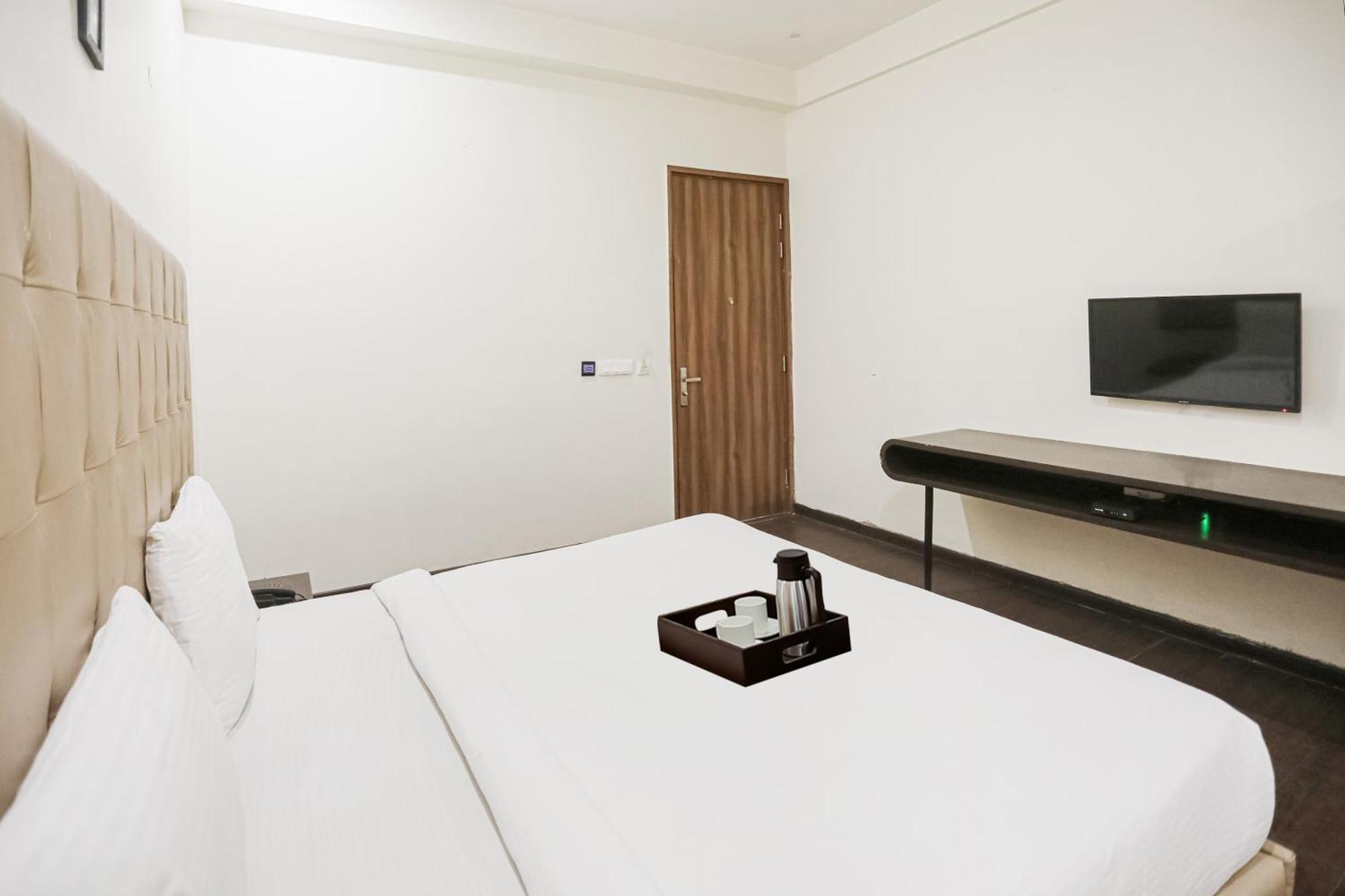 Townhouse The Amv Hotel คูร์เคาน์ ภายนอก รูปภาพ