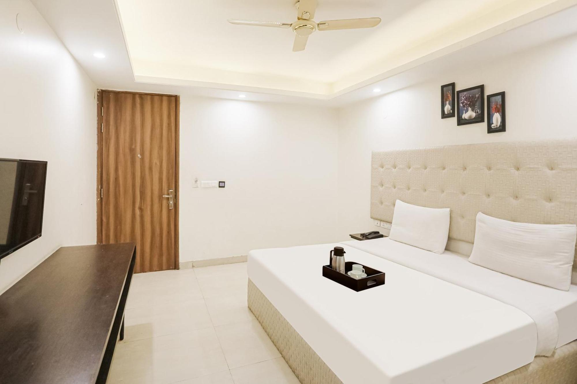Townhouse The Amv Hotel คูร์เคาน์ ภายนอก รูปภาพ