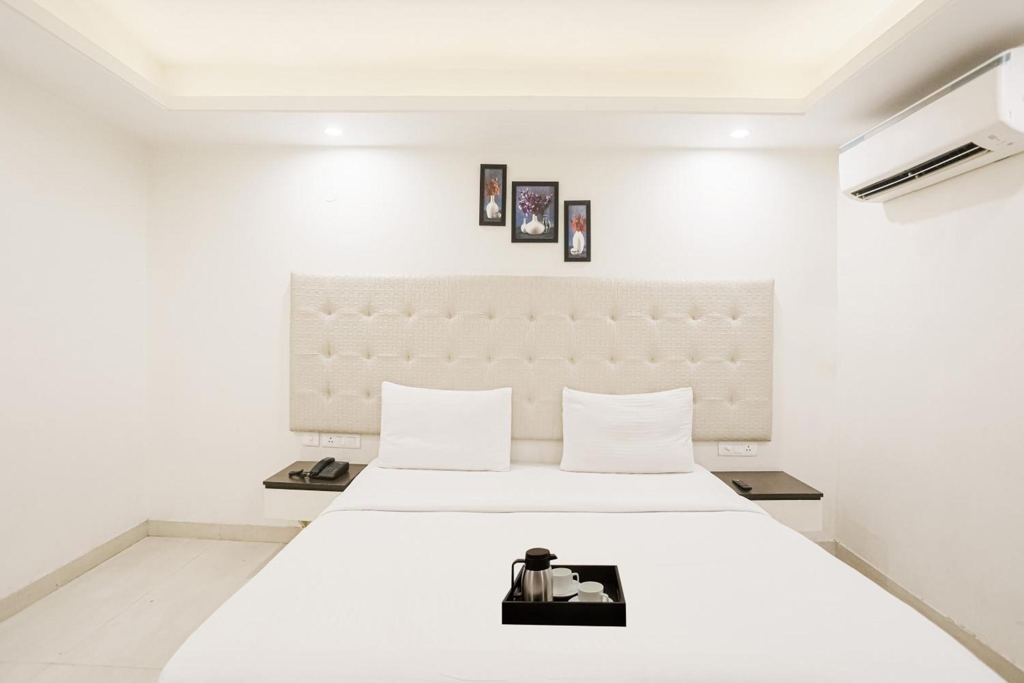 Townhouse The Amv Hotel คูร์เคาน์ ภายนอก รูปภาพ