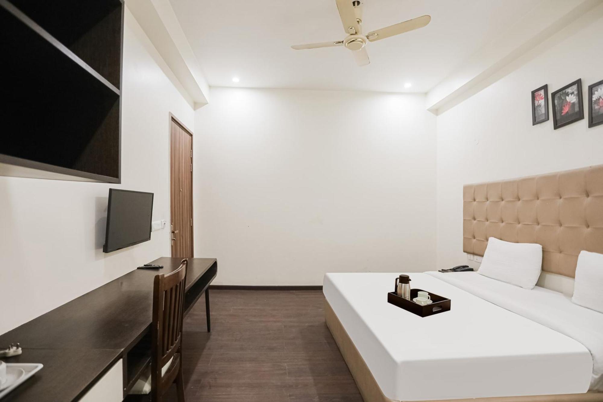 Townhouse The Amv Hotel คูร์เคาน์ ภายนอก รูปภาพ