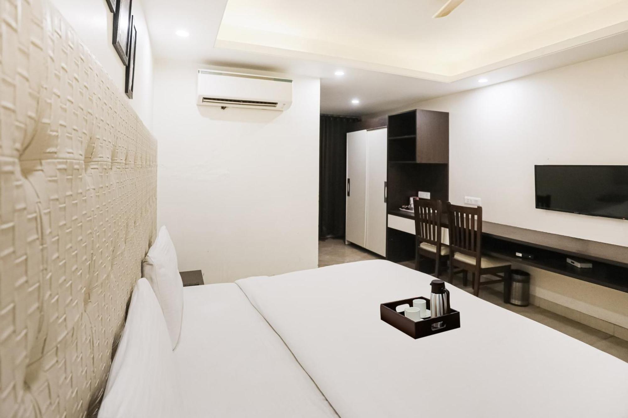Townhouse The Amv Hotel คูร์เคาน์ ภายนอก รูปภาพ