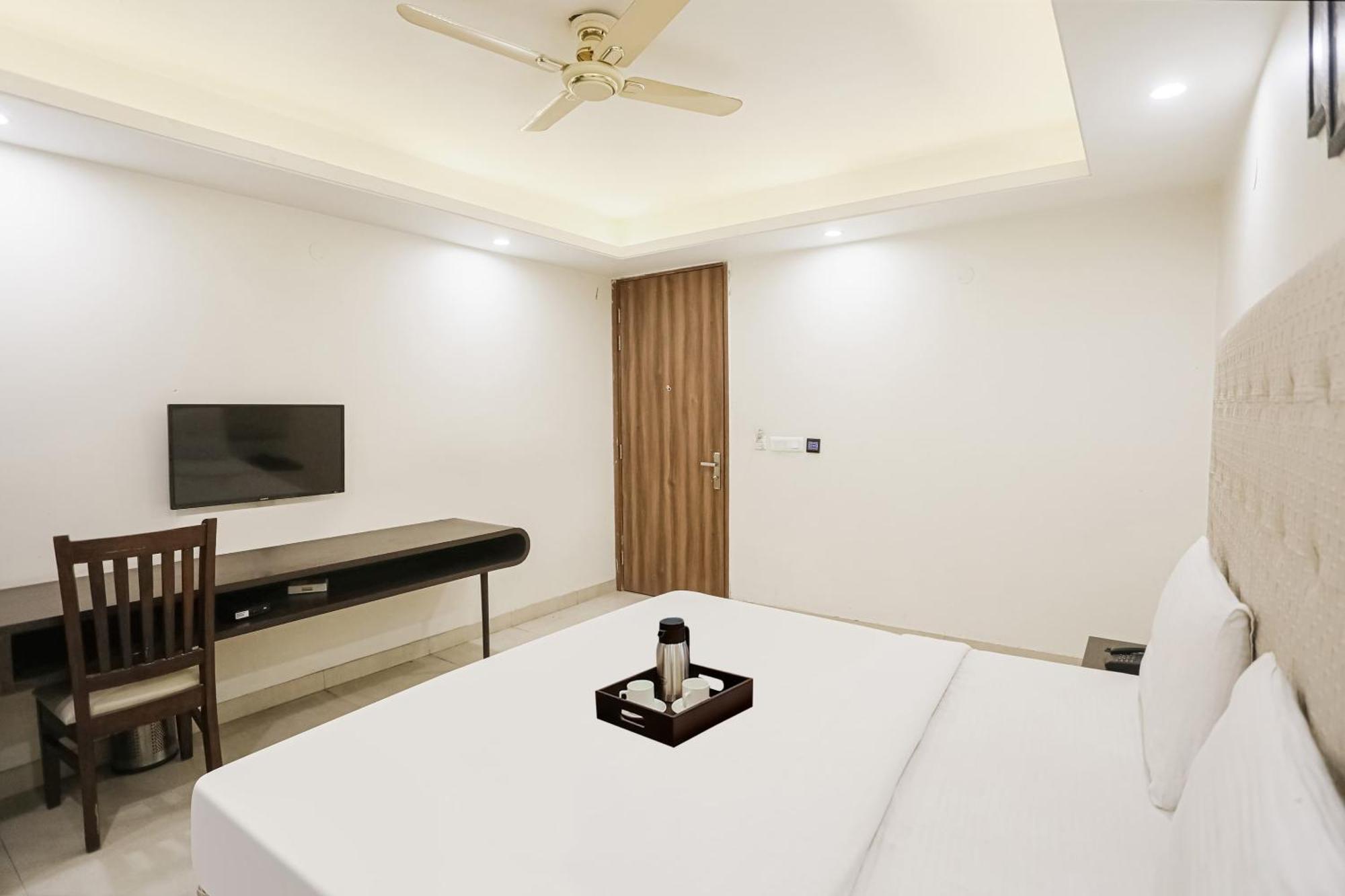 Townhouse The Amv Hotel คูร์เคาน์ ภายนอก รูปภาพ